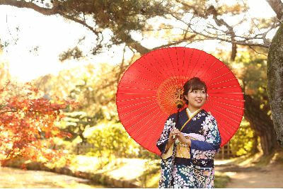 番傘を栗林公園で持つ女性