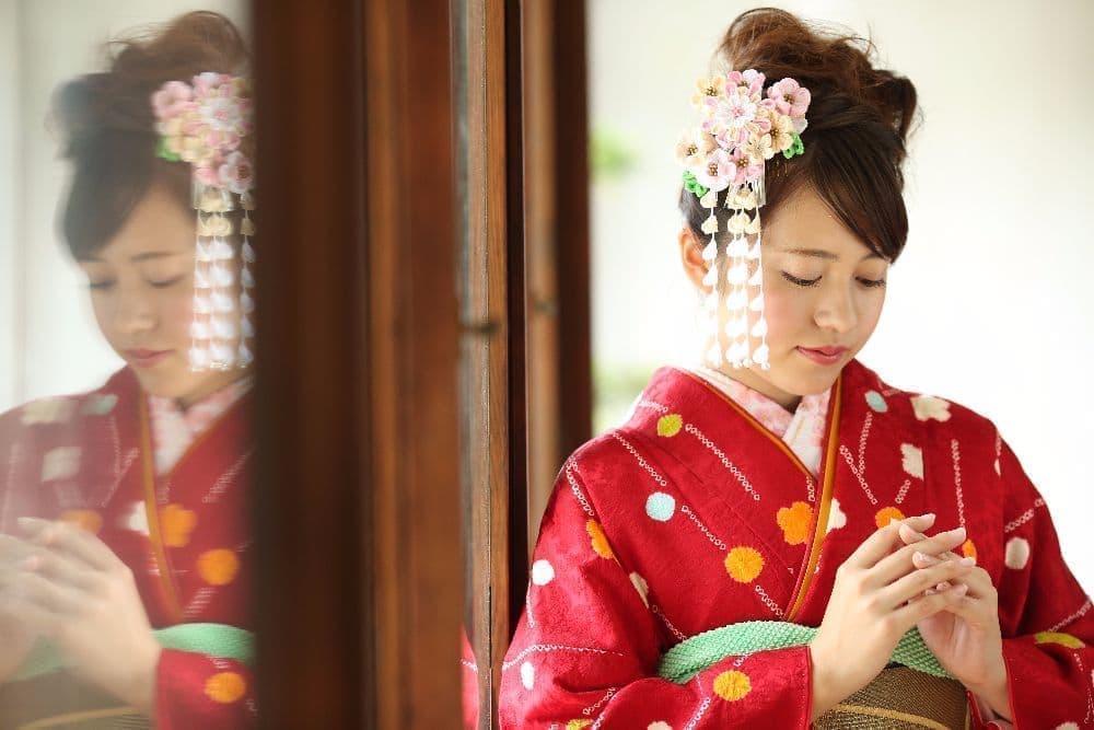 ガラスに反射している成人の着物女性