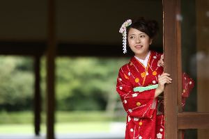 柱から覗く女性