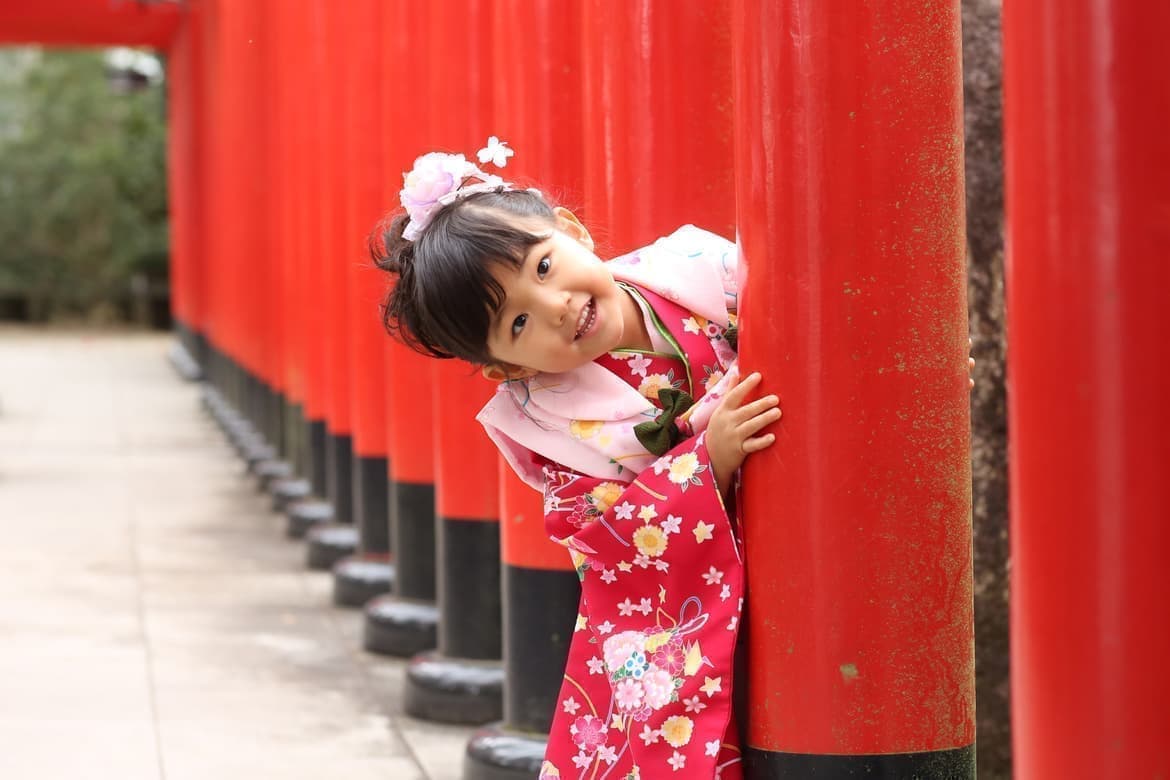 神社でロケ撮影の3歳女の子