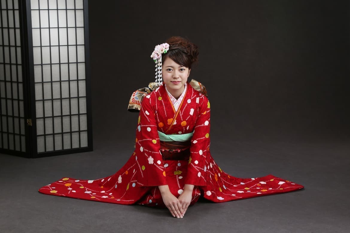 振袖で正座した女の子