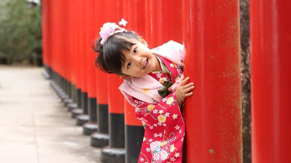 神社でロケ撮影の3歳女の子