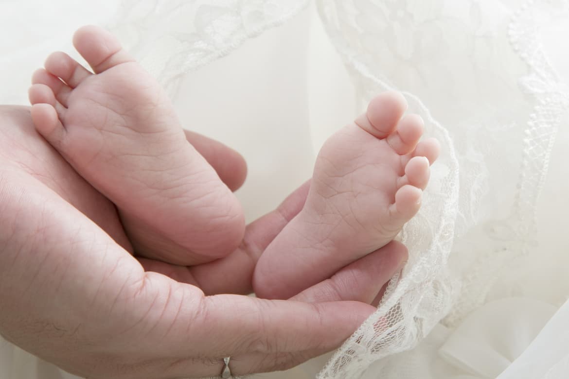 赤ちゃんの足とお父さんの手