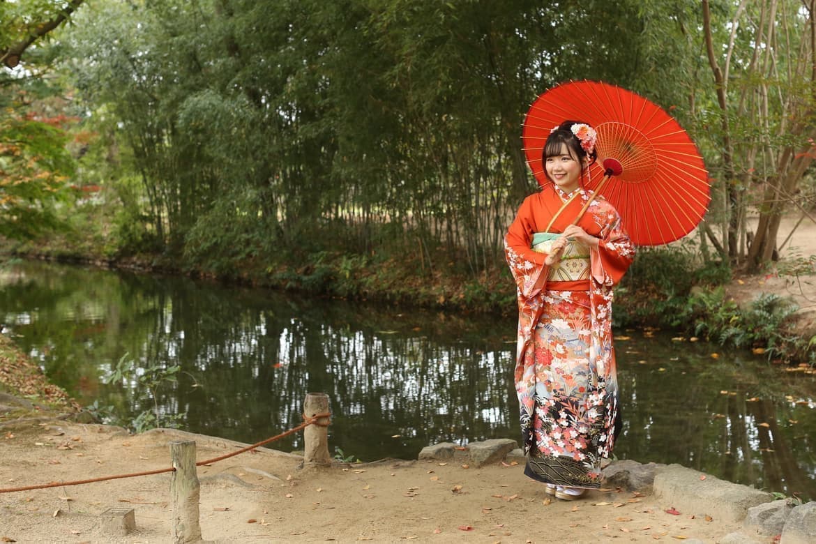 番傘を持った振袖の女の子