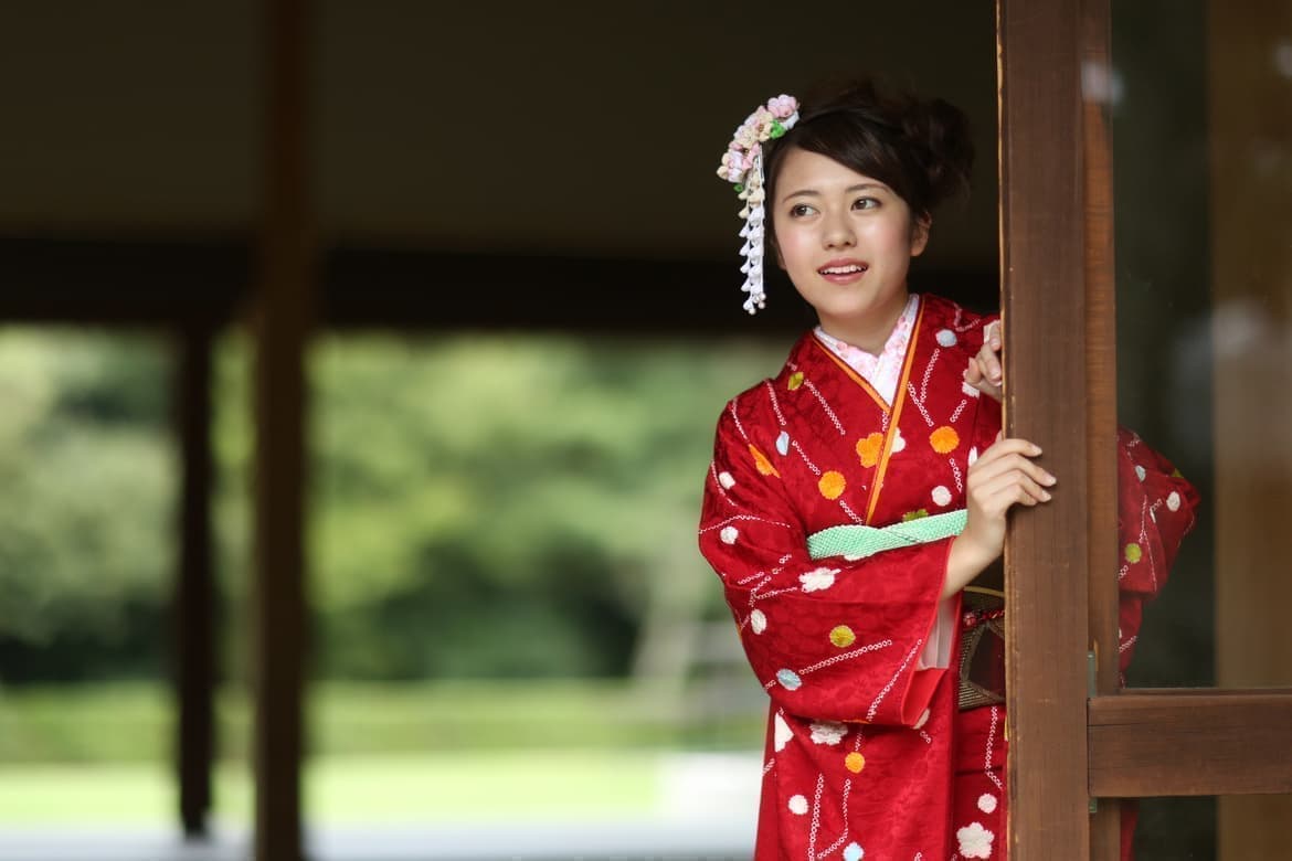 窓から覗き込む振袖の女の子