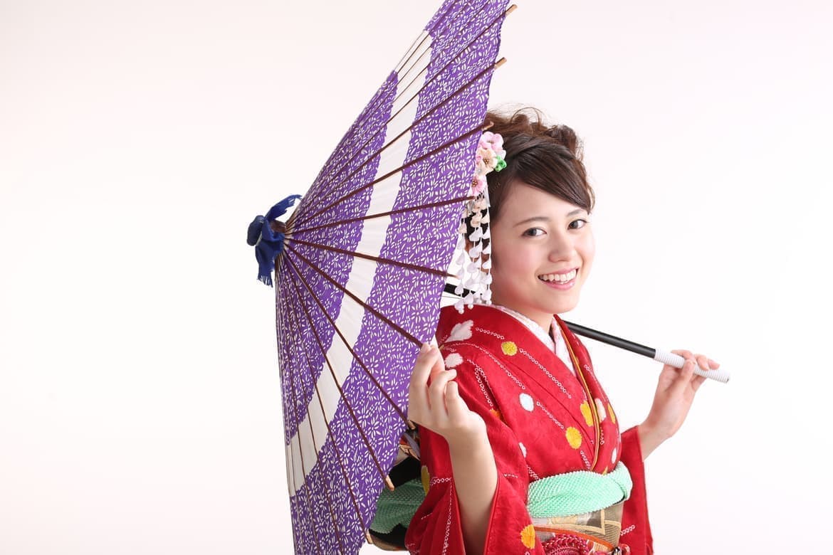 番傘を持って振り返る振袖の女の子