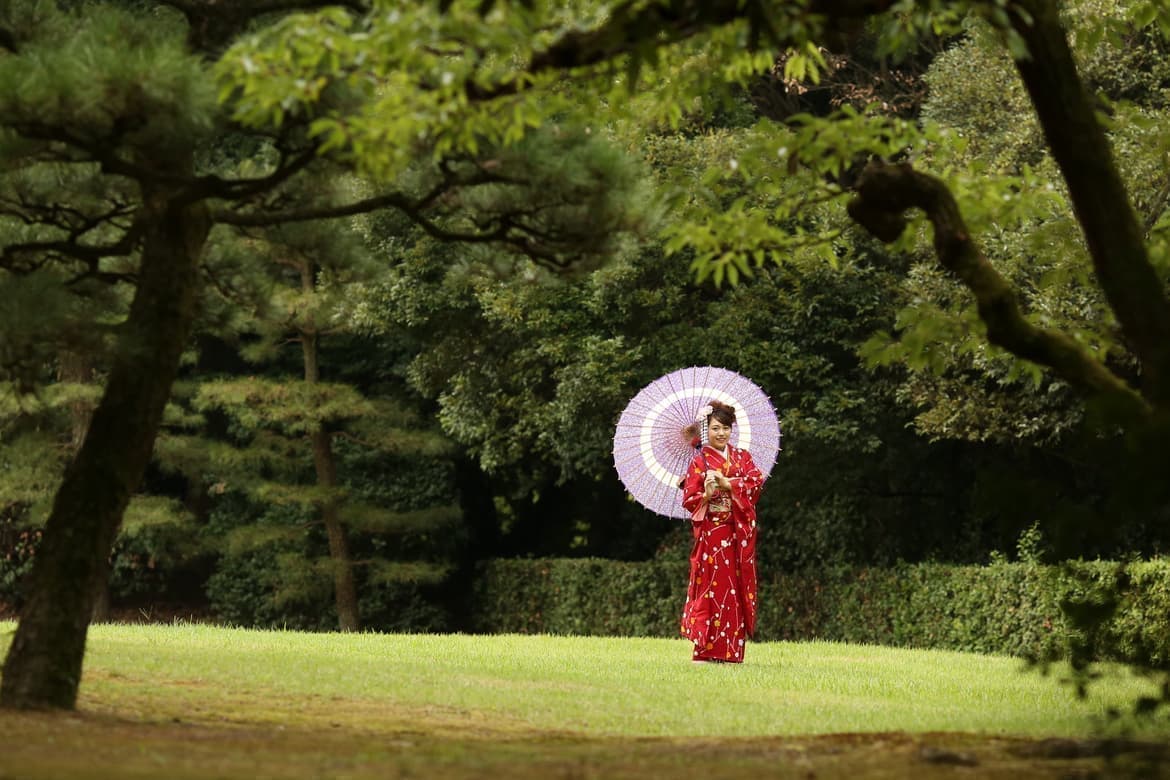 番傘をさした振袖の女の子