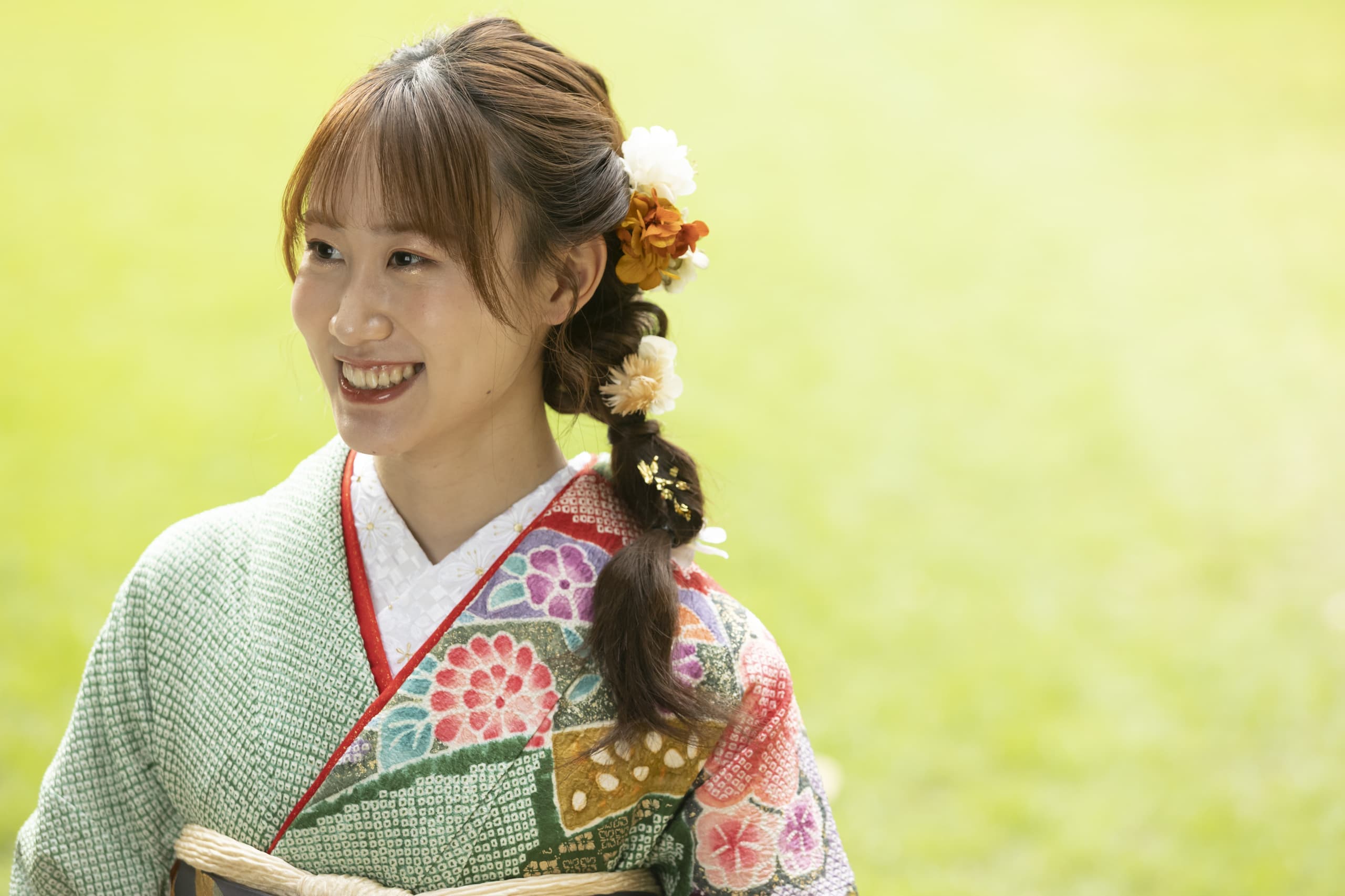 芝生で撮影した成人式の女性