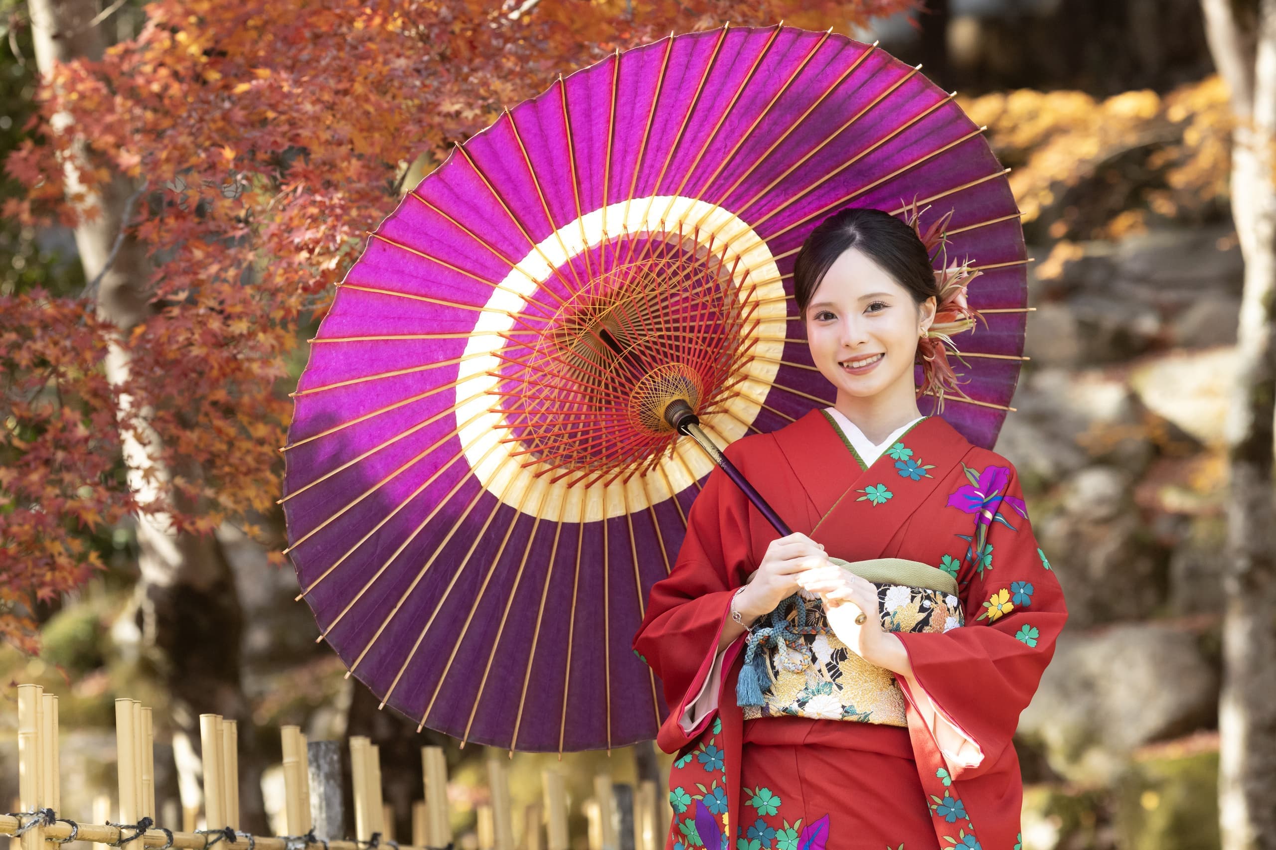 番傘をさした女性