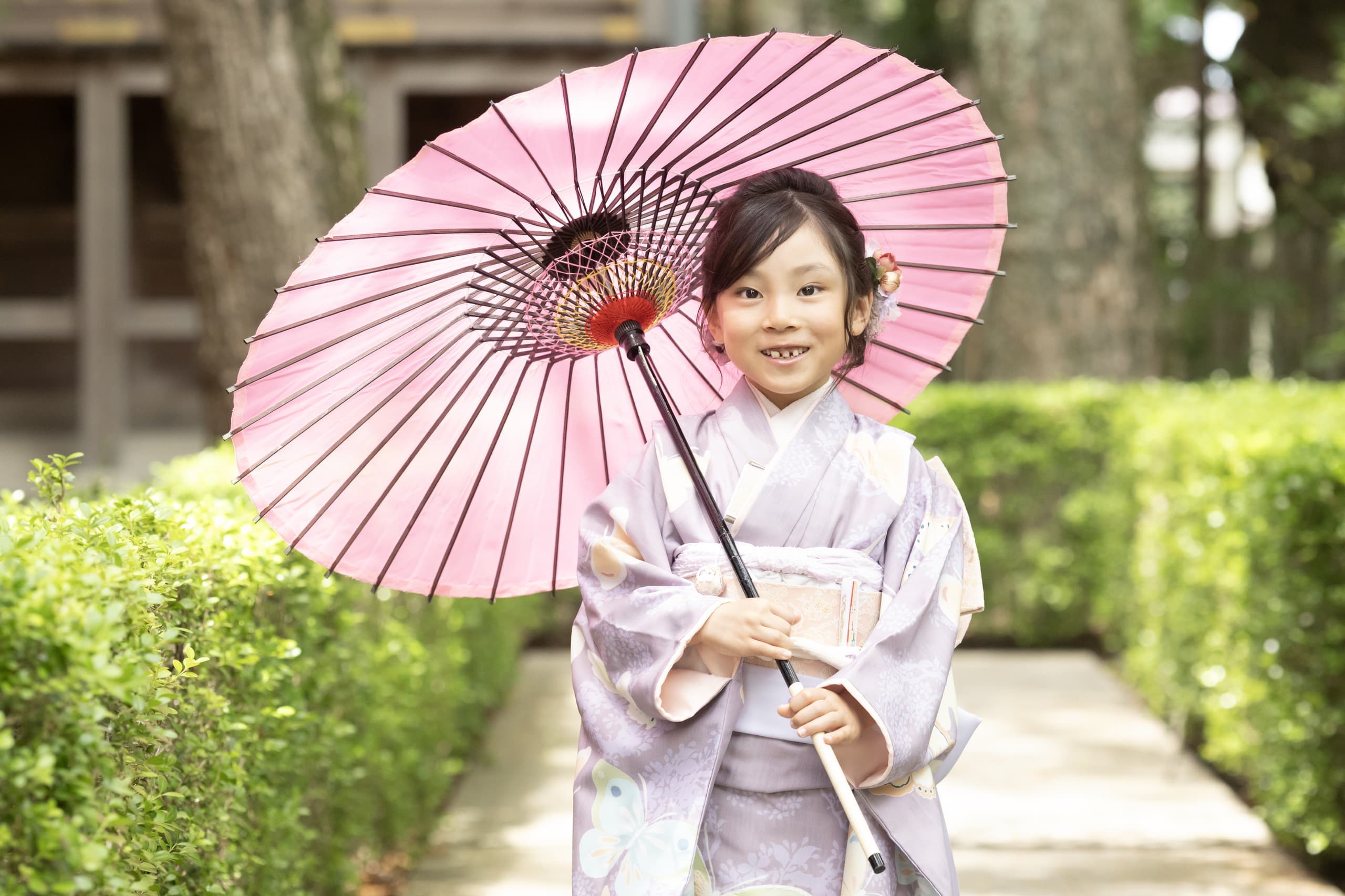 神社で七五三撮影をする女の子