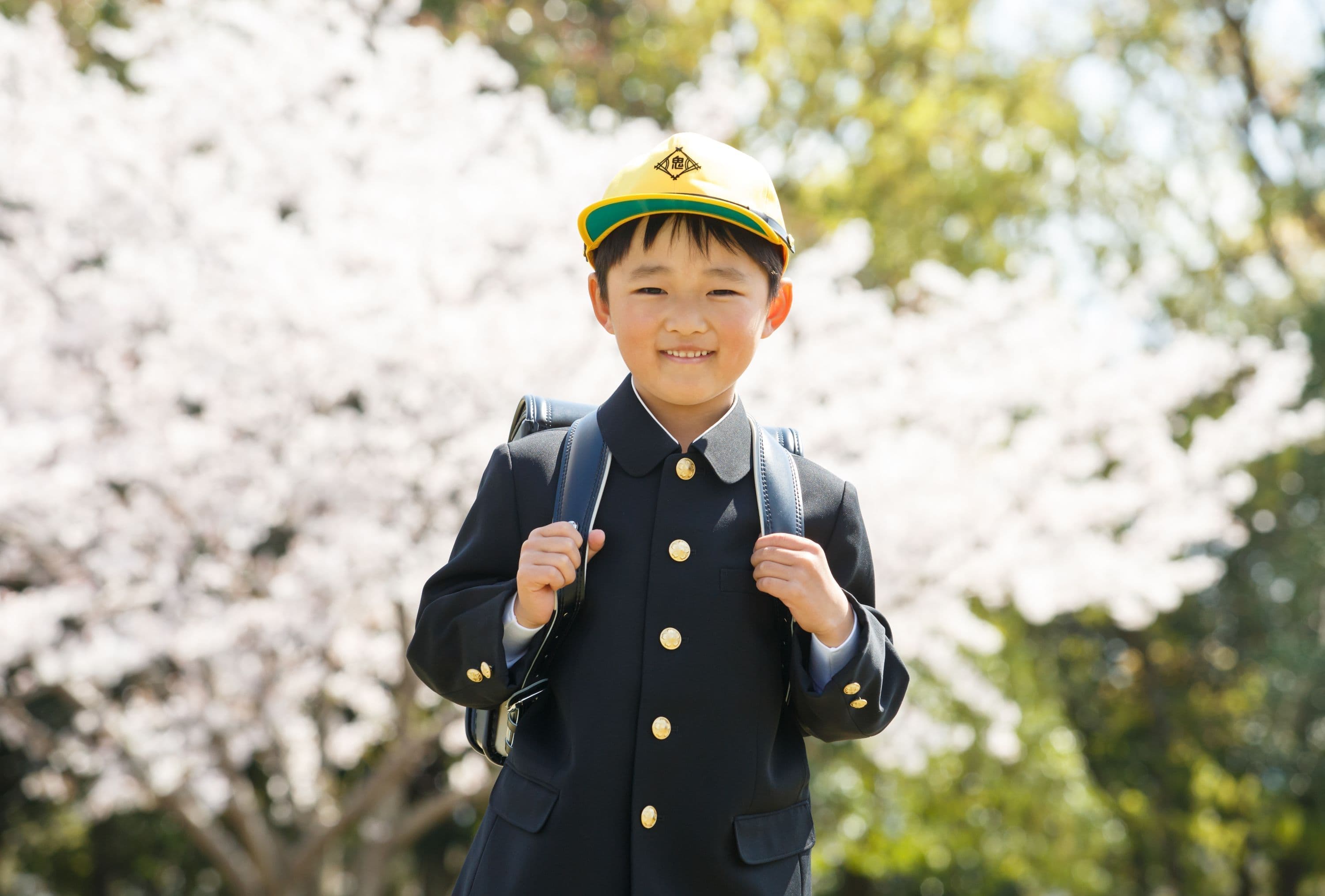 桜の見える場所で入学写真