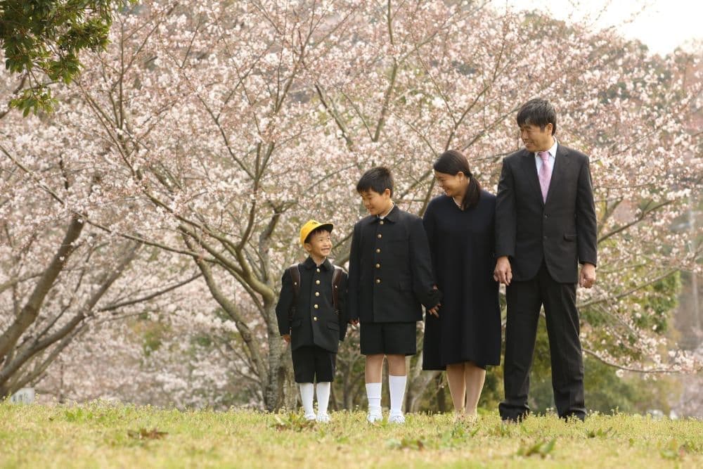 家族全員で桜の場所で入学撮影