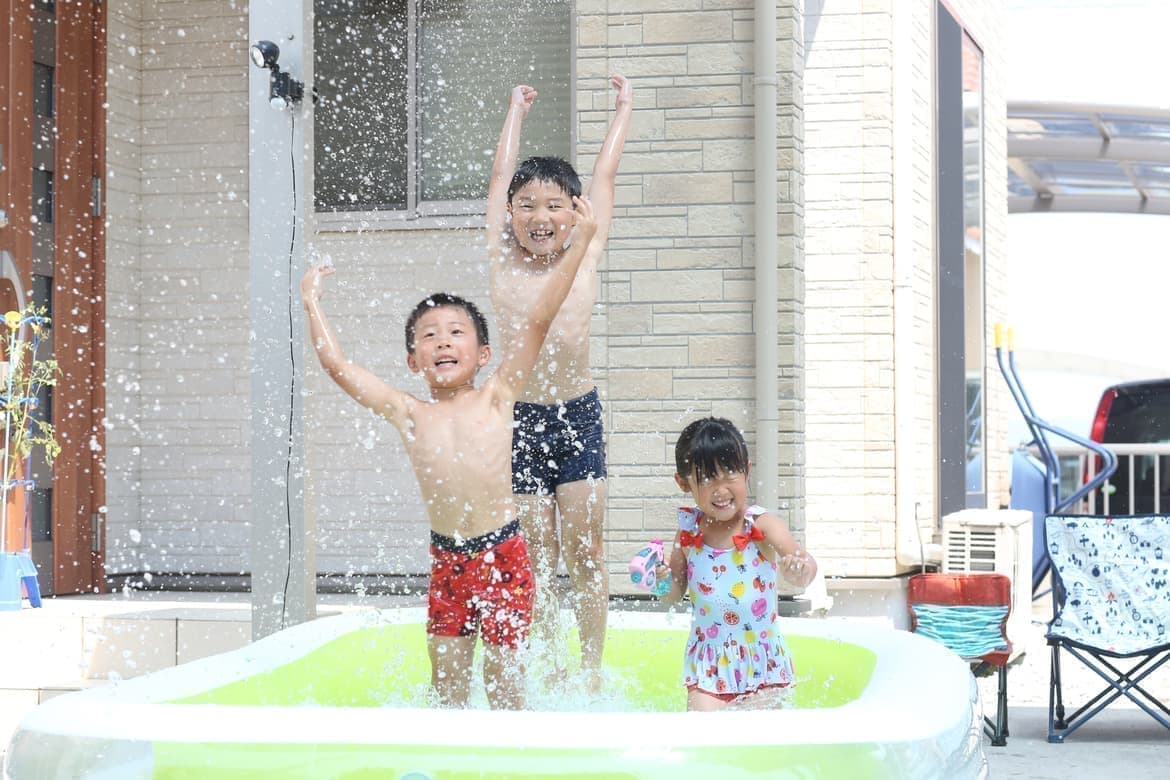 水遊びをする兄弟