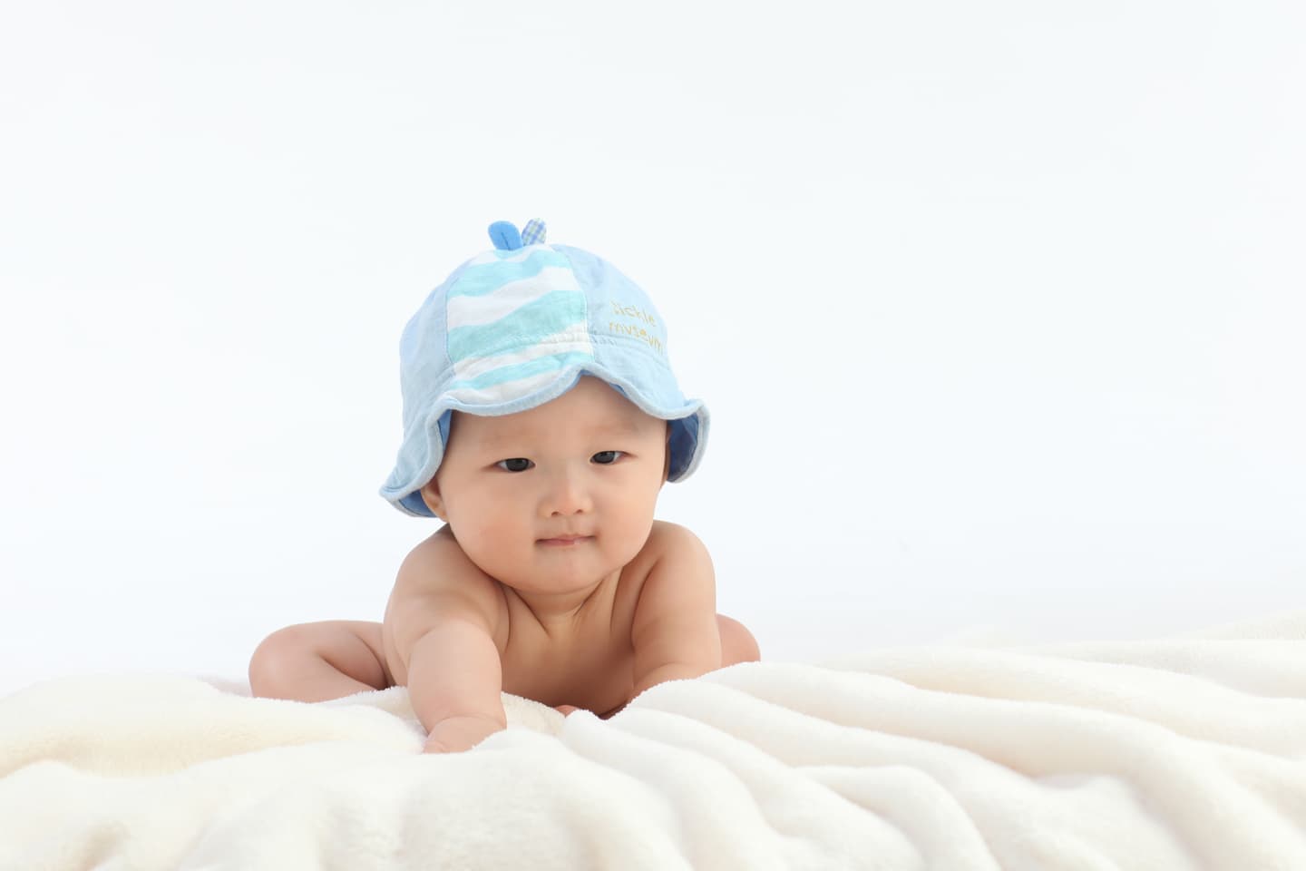 番傘を持った浴衣姿の男の子